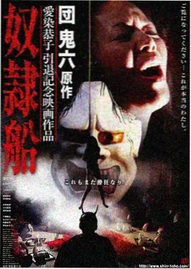 资讯主图：露天放映现场的幕布与折叠椅